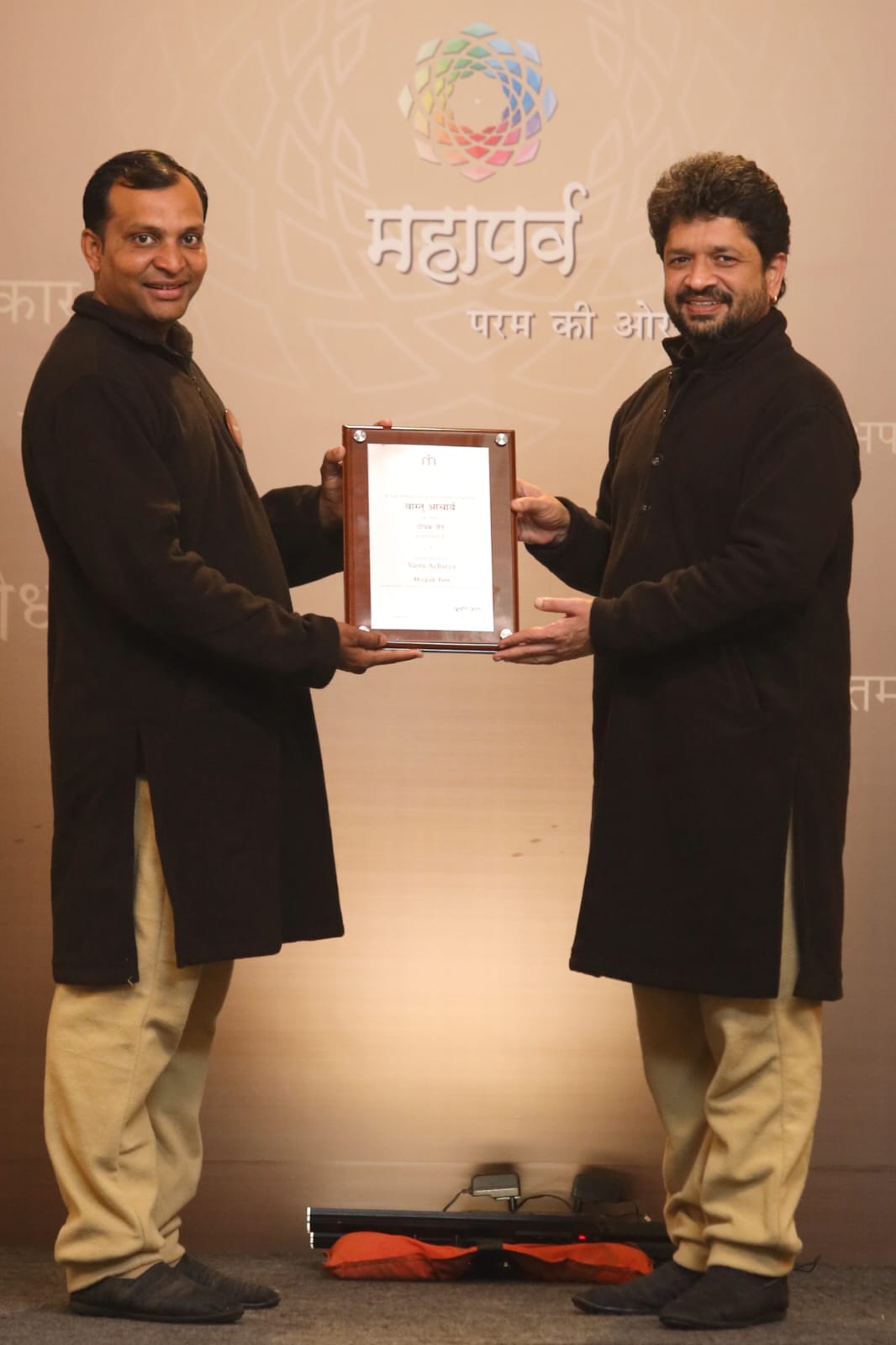 Acharya Deepak Jain receiving the Vastu Acharya recognition at Mahaparv